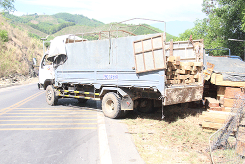 Ô Tô chở gỗ lậu được đưa về  tại Đội Kiểm tra liên ngành chống phá rừng tỉnh Khánh Hòa