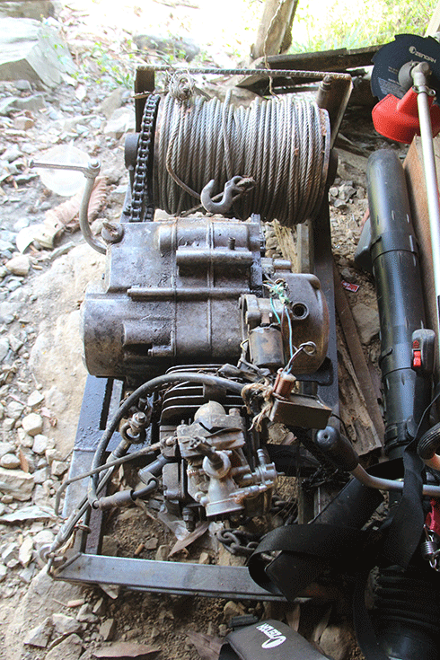 Máy tời gỗ bị lực lượng kiểm lâm bắt giữ