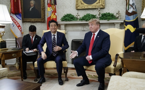 Thủ tướng Nhật Bản Shinzo Abe có cuộc gặp với Tổng thống Mỹ Donald Trump tại Nhà Trắng chiều 26/4. Ảnh: Bloomberg