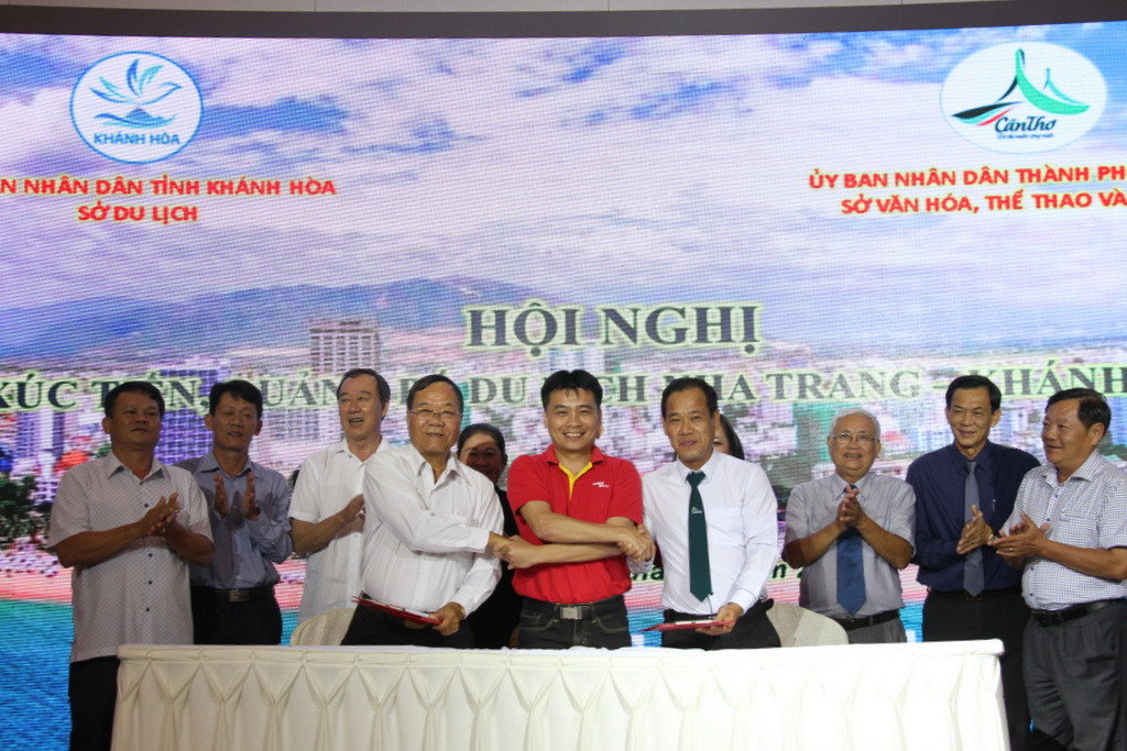 Đại diện Hiệp hội Du lịch Nha Trang - Khánh Hòa và Hiệp hội Du lịch Cần Thơ cùng đại diện Vietjet Air ký kết hợp tác đẩy mạnh khai thác du lịch Khánh Hòa và Khu vực ĐBSCL