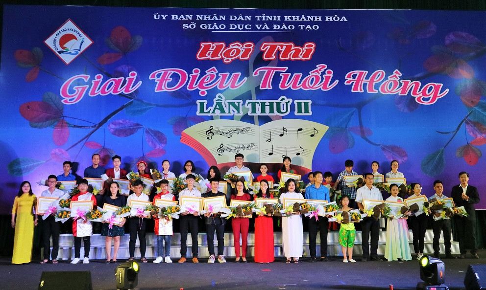 Leader of Khanh Hoa Provincial Department of Education and Training and sponsor giving awards to first-prize winners