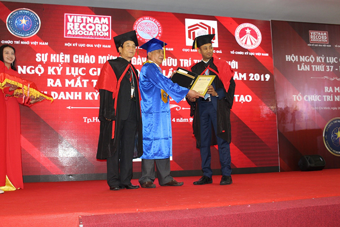 Chủ tịch tập đoàn Mường Thanh ông Lê Thanh Thản nhận bằng cử nhân thực hành của trường Đại học Kỷ lục Thế giới