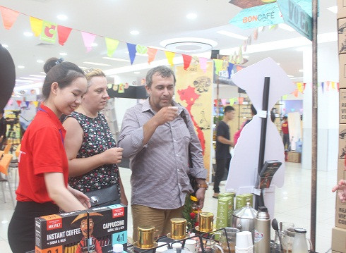 Foreigners tasting coffee at Big C Nha Trang