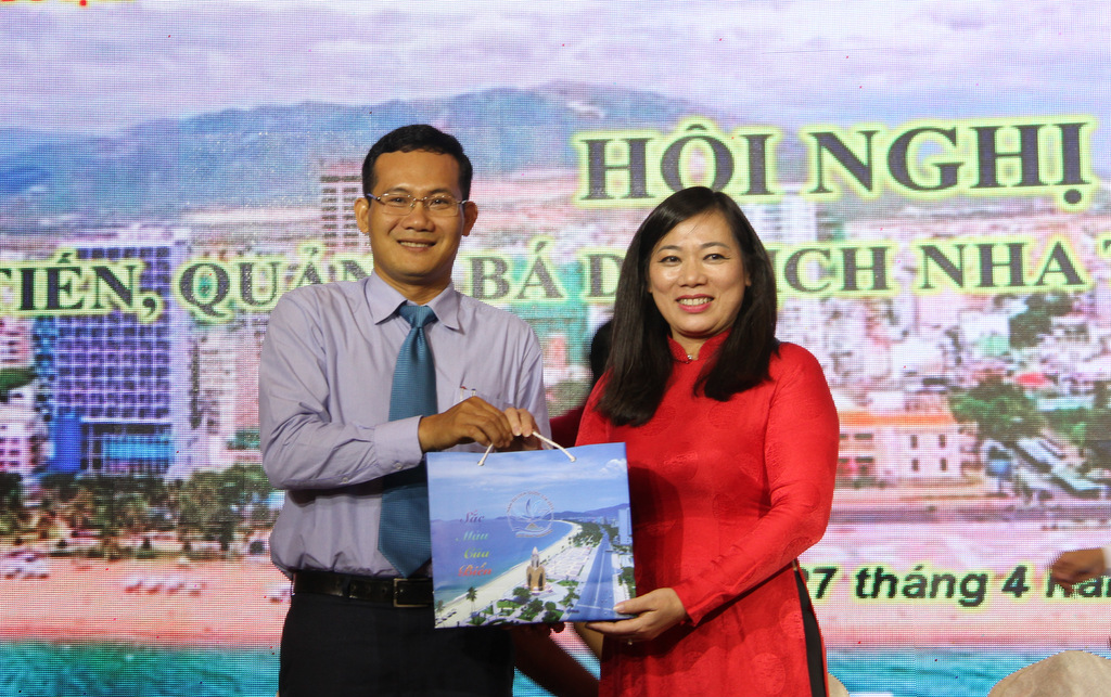 Nguyen Thi Le Thanh, deputy director of Khanh Hoa Province Department of Tourism (in red) giving souvenir gift to Can Tho Department of Culture, Sports and Tourism