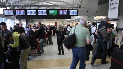 Cảnh hành khách xếp hàng chờ làm thủ tục tại sân bay Melbourne. Ảnh: Twitter
