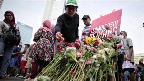 Người dân thủ đô Jakarta đặt hoa tưởng niệm người thiệt mạng trong khi làm nhiệm vụ bầu cử 2019 (Ảnh: Liputan6)