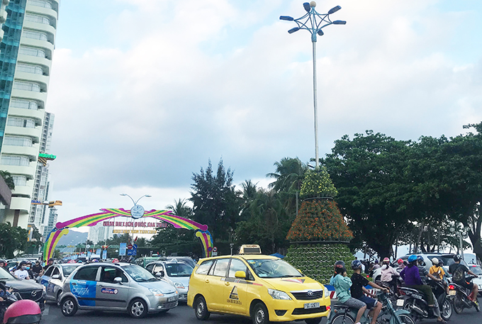 Đường Trần Phú đông đúc xe cộ.