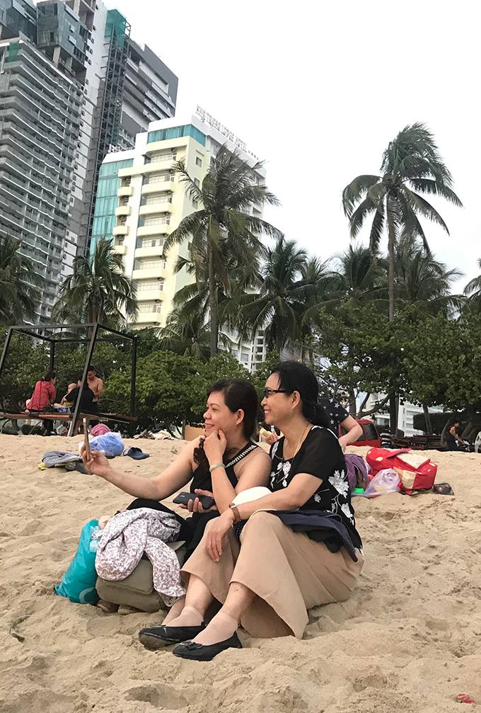 Ghi lại khoảnh khắc trên bãi biển Nha Trang dịp lễ.