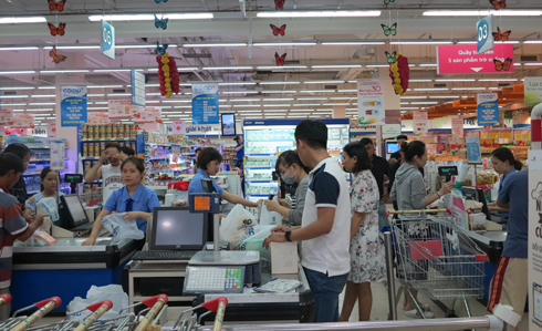 Rộn ràng mua sắm tại siêu thị dịp lễ 30-4