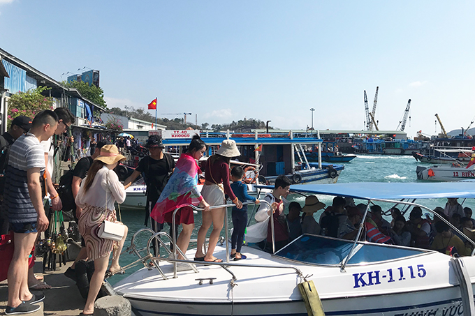 Từ bến cảng Cầu Đá cũng có hàng nghìn du khách đi tour các đảo trong Vịnh Nha Trang.