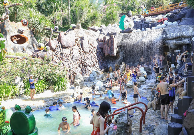 Tắm khoáng bùn cũng là sự lựa chọn của nhiều du khách để giải nhiệt ngày nắng nóng. (Ảnh chụp tại Khu du lịch Trăm Trứng)
