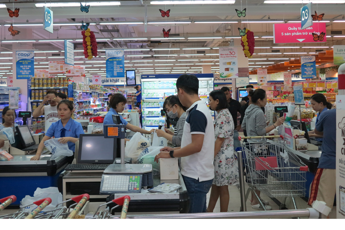 Counters at Co.opmart Nha Trang&nbsp; were still busy at 11:30 am, April 30