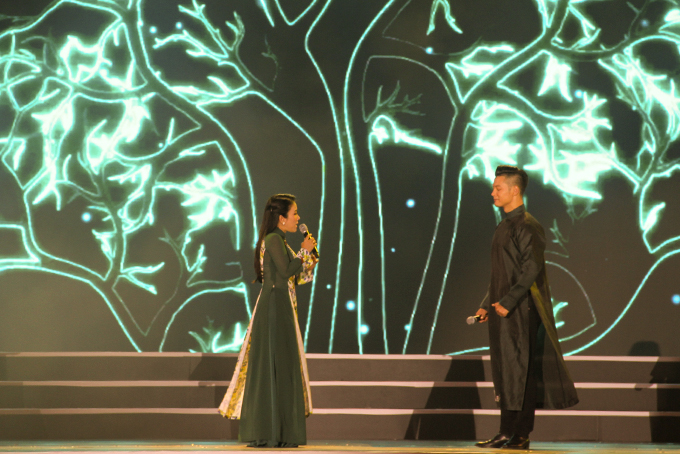 Ca sĩ Vân Khánh và Đức Tuấn thể hiện ca khúc Tình cây và đất.