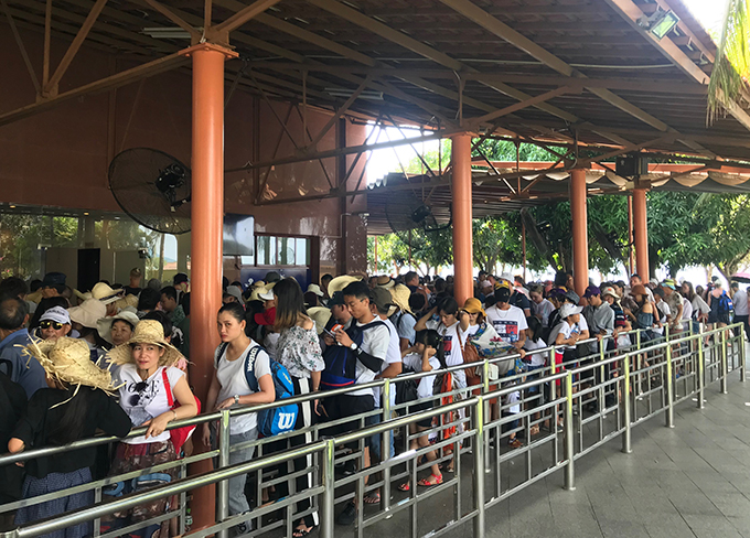 Tourists lining up for cable cars to Vinpearl Land in the morning of April 30