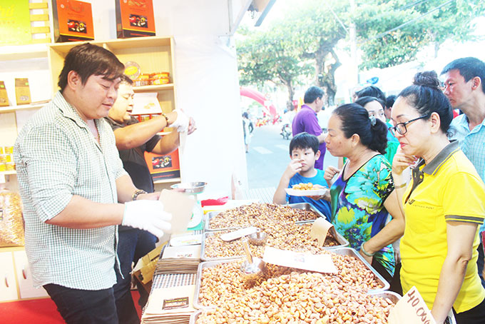 Người tiêu dùng mua hàng tại Phiên chợ thực phẩm an toàn.