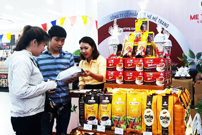 Khách hàng tìm hiểu về sản phẩm cà phê tại Lễ hội cà phê Big C Nha Trang.          