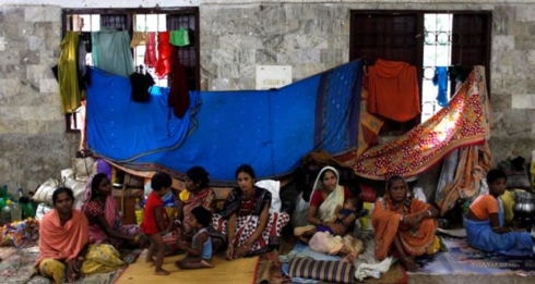 Hàng trăm nghìn người dân bang Odisha, Ấn Độ phải sơ tán do bão. Ảnh: The Irish Times.