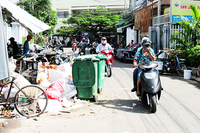 Rác thải, thùng rác gây cản trở giao thông