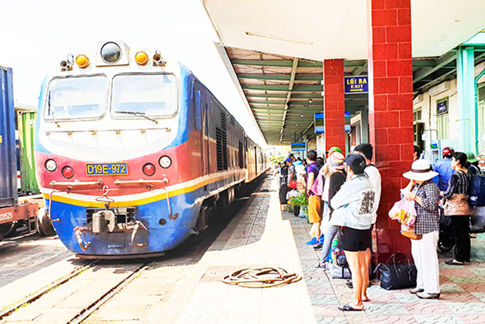 Sau lễ, tàu cháy vé, xe đủ nhu cầu