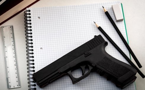 Các nghị sỹ bang Florida của Mỹ ngày 1/5 đã thông qua dự luật cho phép giáo viên mang súng trong lớp học, với mục đích ngăn chặn các thảm họa xả súng.