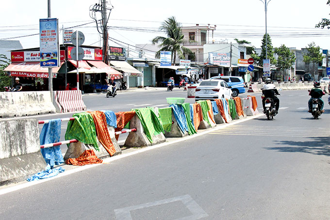 Chiếm dụng dải phân cách để phơi đồ