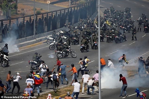  dao chinh venezuela:  "vet ran " moi trong quan he nga-my hinh 1 Đụng độ nổ ra ở Caracas sau khi lãnh đạo đối lập Juan Guaido kêu gọi quân đội nổi dậy chống lại Tổng thống Nicolas Maduro hôm 30/4. Ảnh: AP.