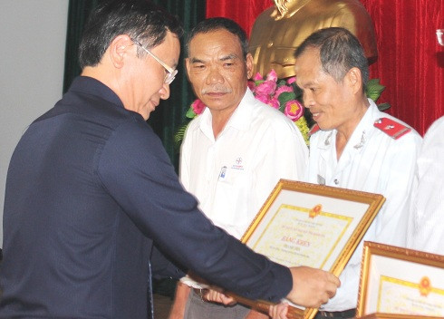 Ông Nguyễn Đắc Tài tặng bằng khen cho những tập thể xuất sắc.