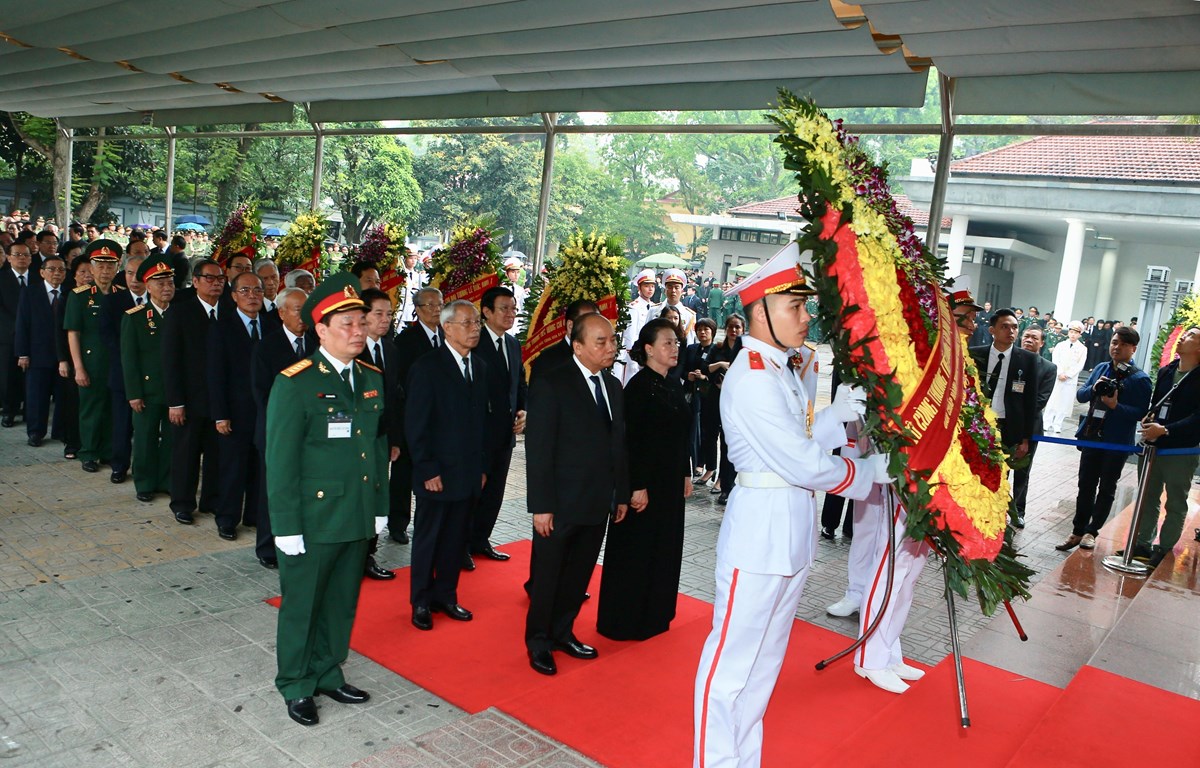 Đoàn đại biểu Ban Chấp hành Trung ương Đảng Cộng sản Việt Nam chuẩn bị vào viếng nguyên Chủ tịch nước, Đại tướng Lê Đức Anh. (Nguồn: TTXVN)