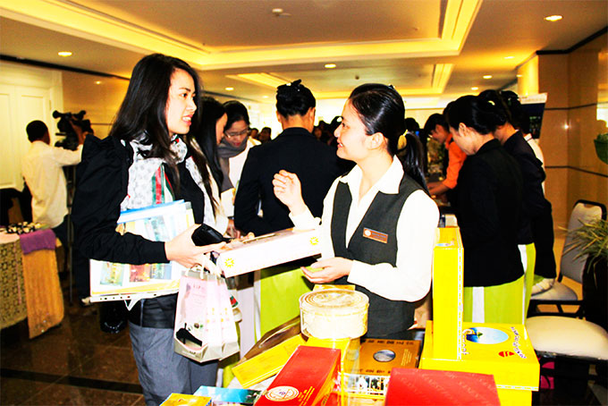 Đại diện doanh nghiệp du lịch Đà Lạt tìm hiểu sản phẩm của Khánh Hòa.
