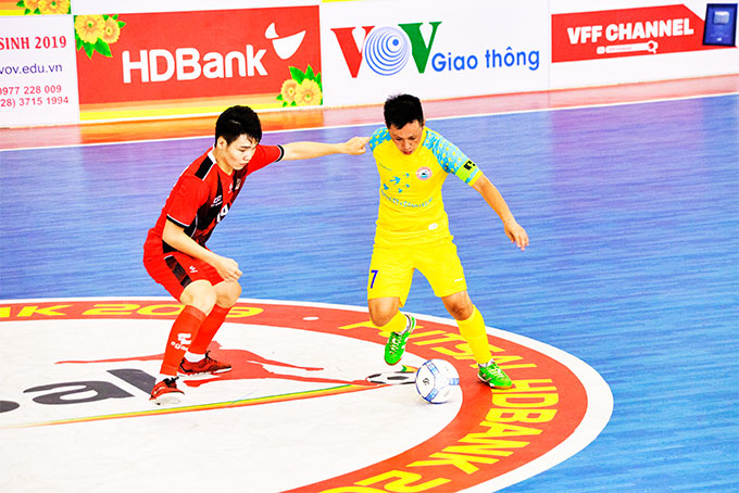 Các cầu thủ Sanvinest Sanatech Khánh Hòa (áo sáng)  trong trận đấu lượt đi tại giải.