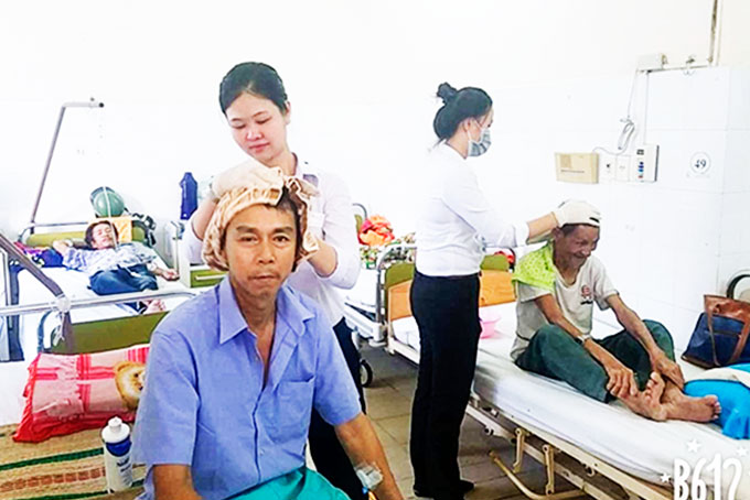 Gội đầu miễn phí cho hơn 70 bệnh nhân