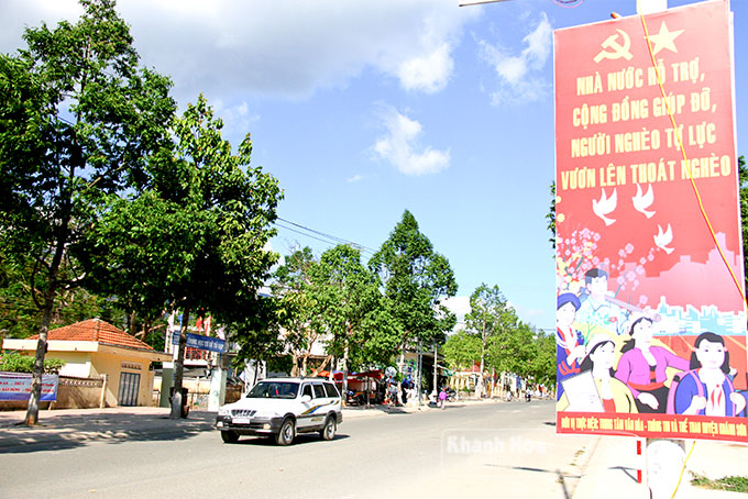 Đường Lê Duẩn - tuyến đường chính của thị trấn Tô Hạp.