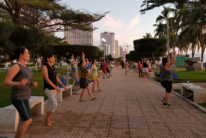 Người dân tập thể dục tại công viên dọc bờ biển