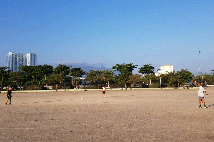 Người dân đá bóng tại sân bóng Thanh Niên