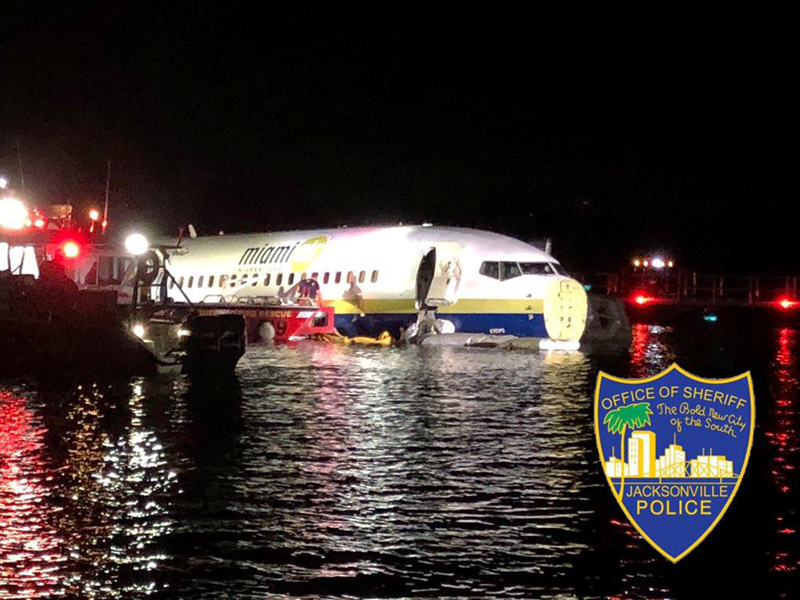 Một chiếc máy bay Boeing 737 chở khoảng 150 hành khách đã trượt khỏi đường băng và lao xuống sông tối 3/5 tại bang Florida, Mỹ. Ảnh: Reuters