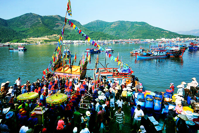 Rộn ràng lễ hội Cầu ngư