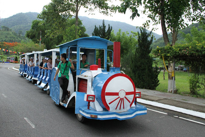 Chiếc “tàu lửa” đưa khách  đi tham quan trong khu du lịch.