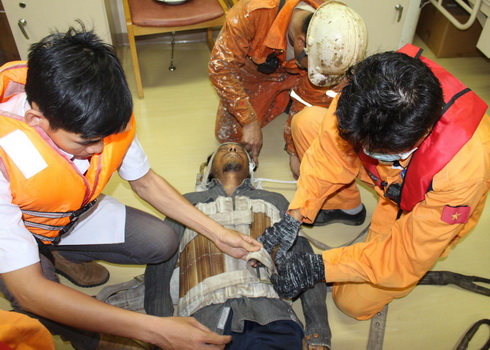 Cứu thuyền viên người Myanmar bị thương nặng trên tàu hàng