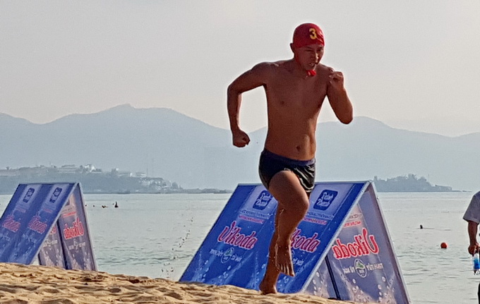 Ngoài việc bơi trên biển, các vận động viên còn phải chạy trên bãi cát trước khi về đích.