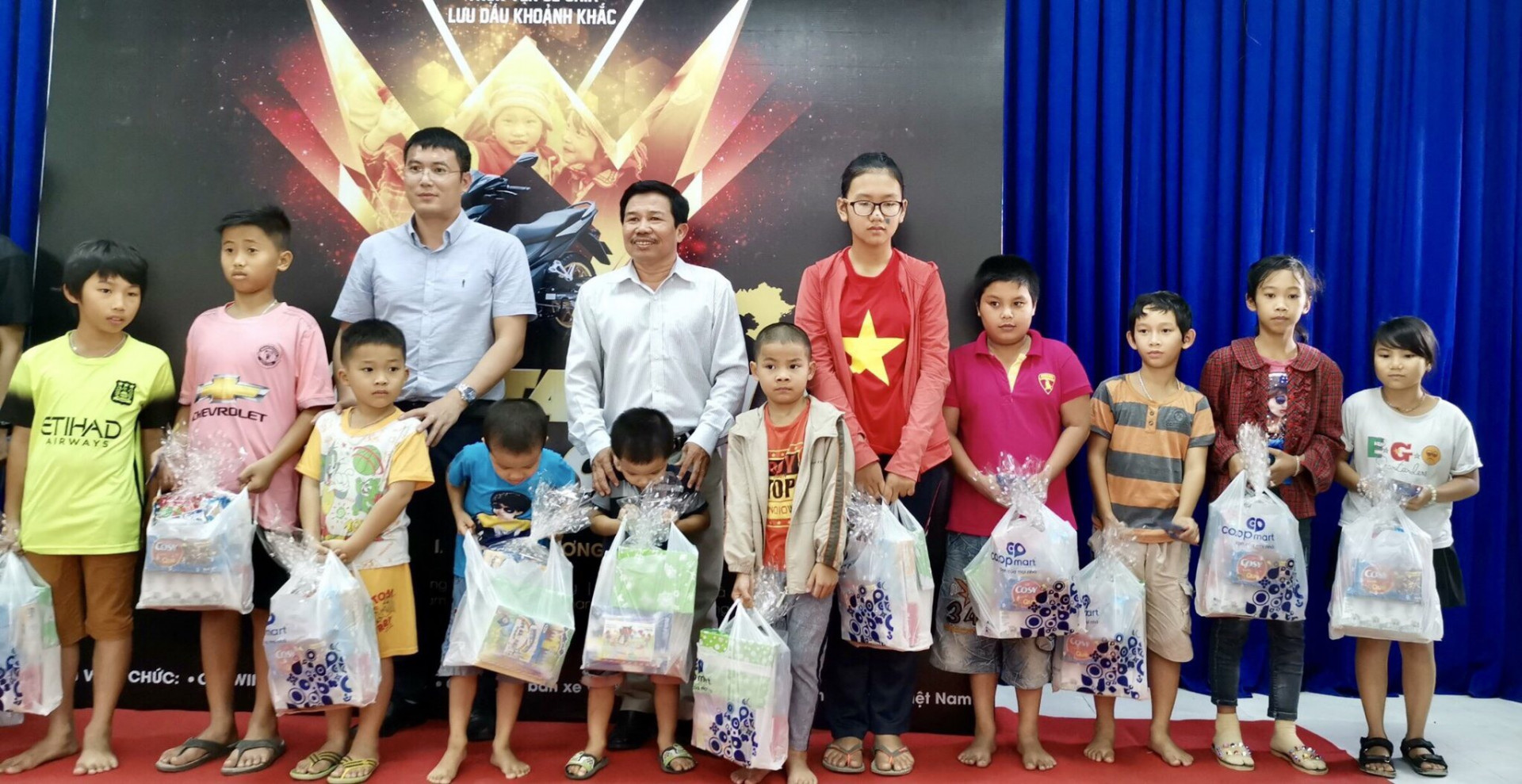 Hội Chữ thập đỏ TP.Nha Trang phối hợp với các đơn vị tặng quà cho trẻ em nghèo ở xã Phước Đồng
