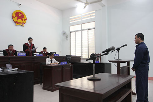 Chủ tọa tuyên án.