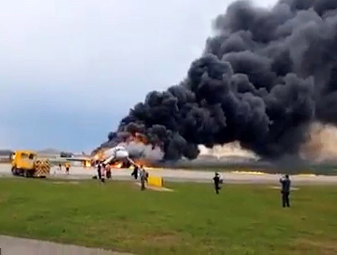 Hiện trường vụ cháy máy bay Sukhoi-100 của Nga. Ảnh: Daily Mail.