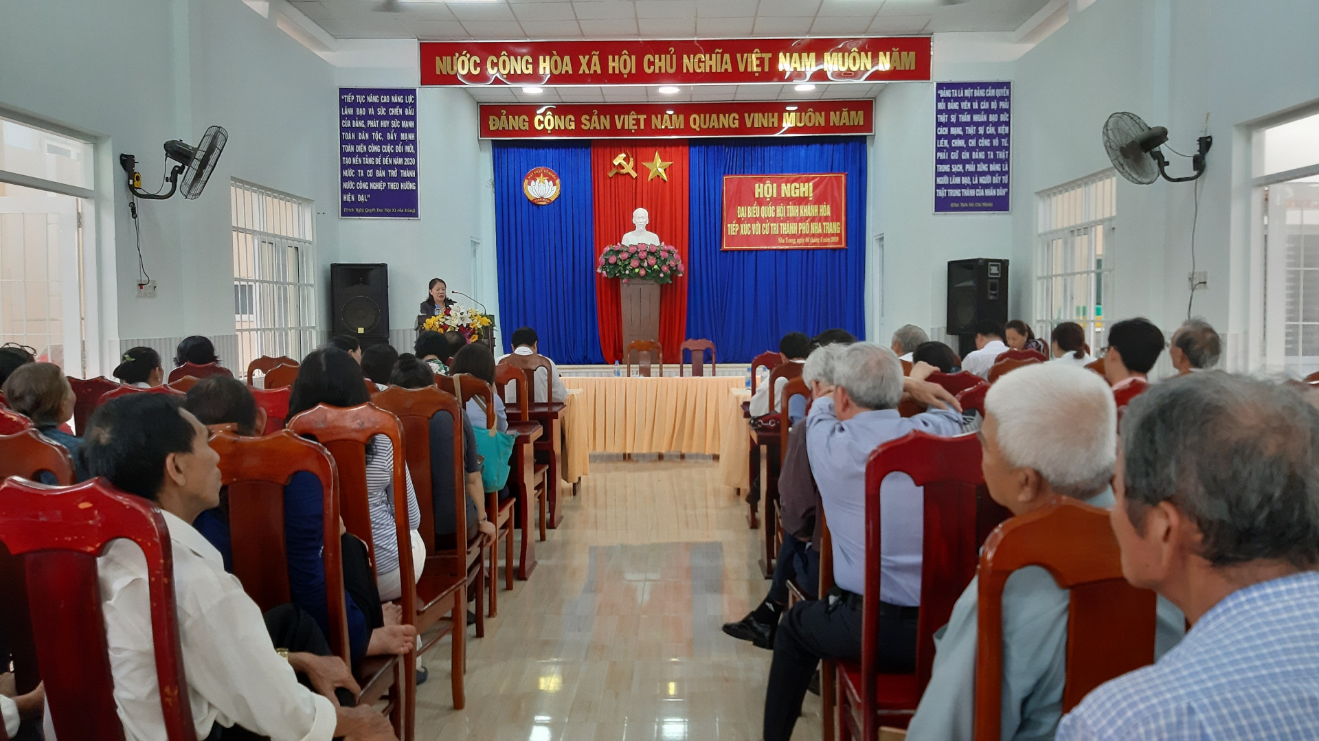 Quang cảnh tiếp xúc cử tri tại UBND phường Lộc Thọ