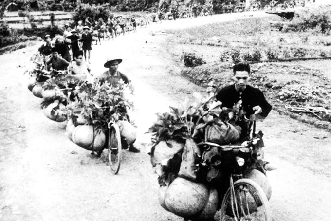 Dân công thồ hàng phục vụ chiến dịch Điện Biên Phủ (ảnh tư liệu).