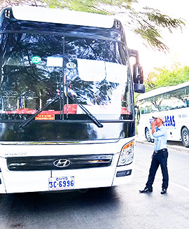 zzXe biển số Phnom Penh chở khách đến một khu du lịch trên địa bàn TP. Nha Trang.