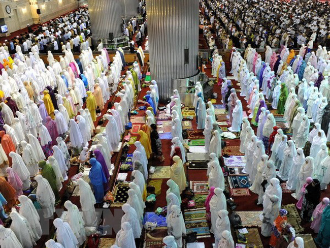 Các tín đồ Hồi giáo Indonesia cầu nguyện tại Nhà thờ Hồi giáo Istiqlal ở thủ đô Jakarta. (Nguồn: THX).