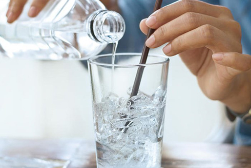 Việc uống nước lạnh khi nắng nóng không có tác dụng giảm nhiệt cơ thể