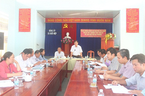 Đồng chí Nguyễn Tấn Tuân phát biểu chỉ đạo tại buổi làm việc với xã Suối Hiệp.