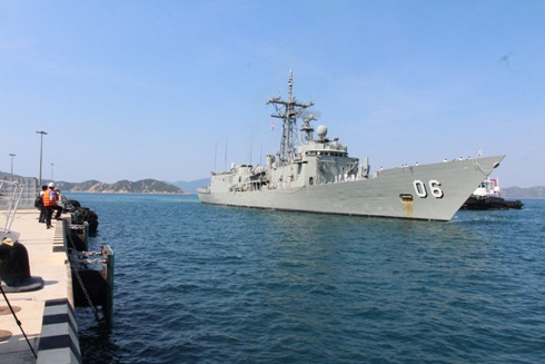 2 tàu Hải quân Australia cập Cảng quốc tế Cam Ranh.