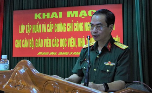 Đại tá, Phó Giáo sư, Tiến sĩ Bùi Sơn Hà - Hiệu trưởng Trường Sĩ quan Thông tin phát biểu khai mạc lớp tập huấn.
